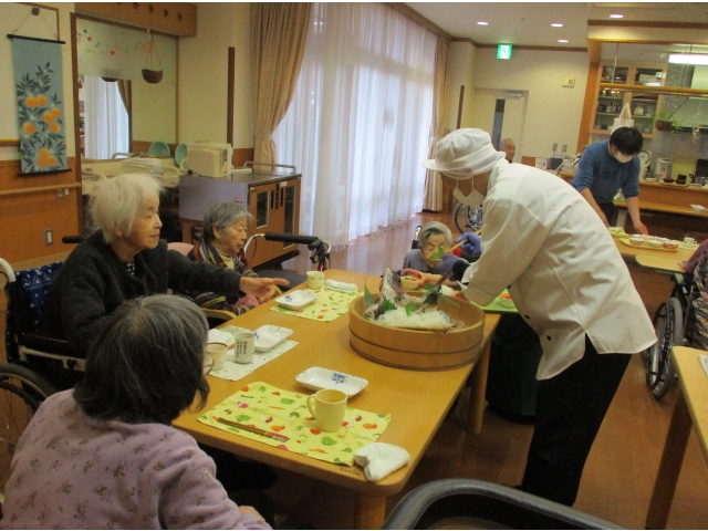 目の前で盛り付けます