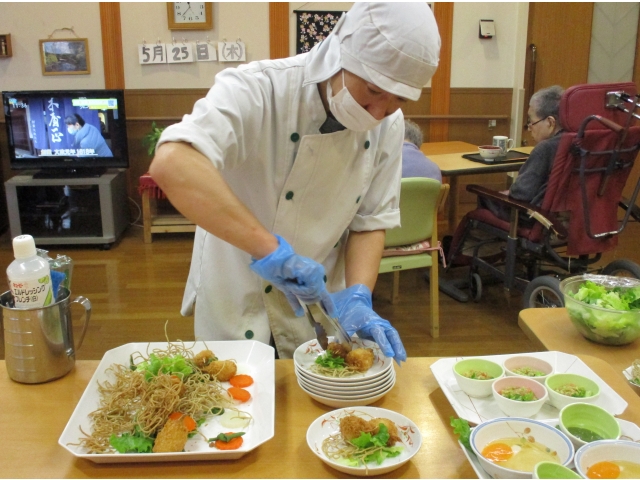 目の前で盛り付けていきます☺