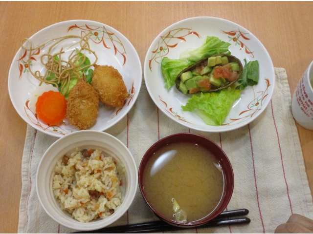 本日のお献立　「チャーハン・スープ・かに爪フライ・アボカドサラダ」