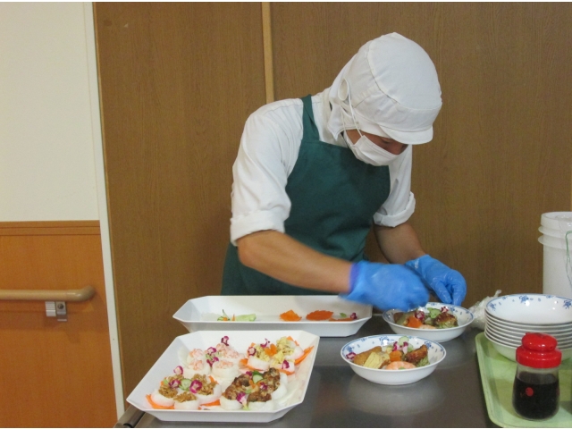 皆様の目の前で盛り付けます👨‍🍳