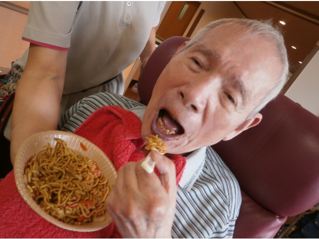 普段は介助で食べる事の多い方も手を伸ばして自分で口に運びます🍴