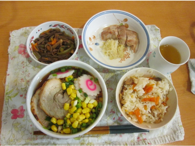 「ラーメン🍜＆味ごはん🍚」間違えて1品多く配膳されています💦