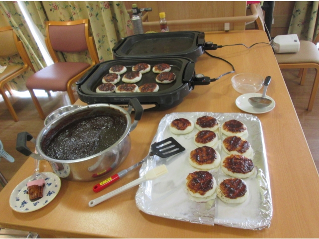 味噌を塗って焼く！おいしそうな香りが漂っています😋