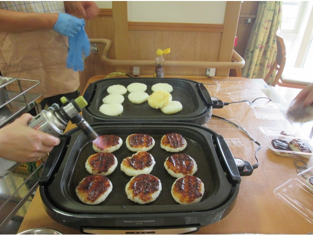 上側はバーナーであぶって焦げ目をつけて・・・香ばしい香りが美味しそうです😋