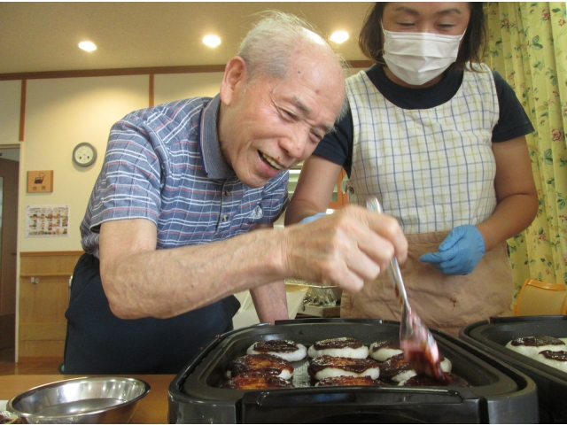 味噌を塗るお手伝い🍀昔はよく食べたなぁ。思わず笑顔もこぼれます😋