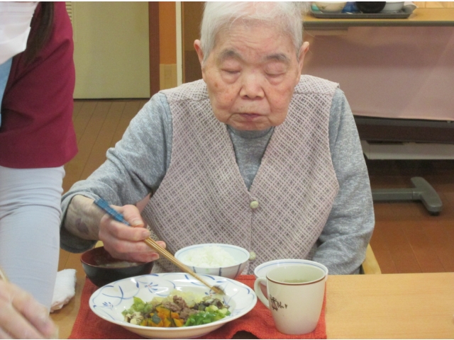 きざみ食の方から配膳します。😊