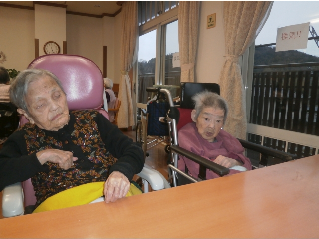 同じくリビングでのご様子ですが、少し眠いのかもしれませんね。