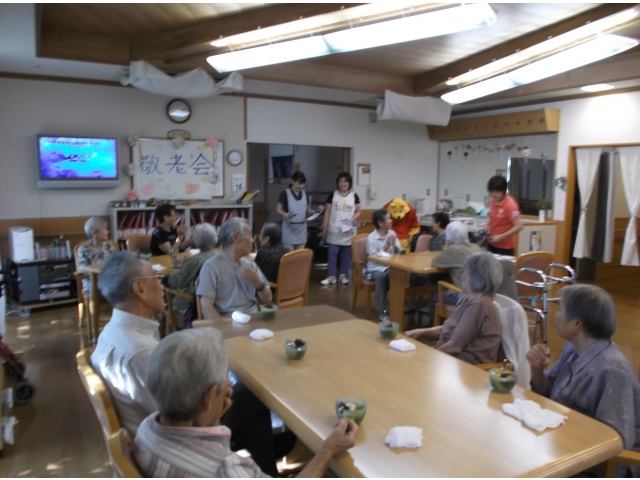職員から歌のプレゼント、みなさんで大合唱に