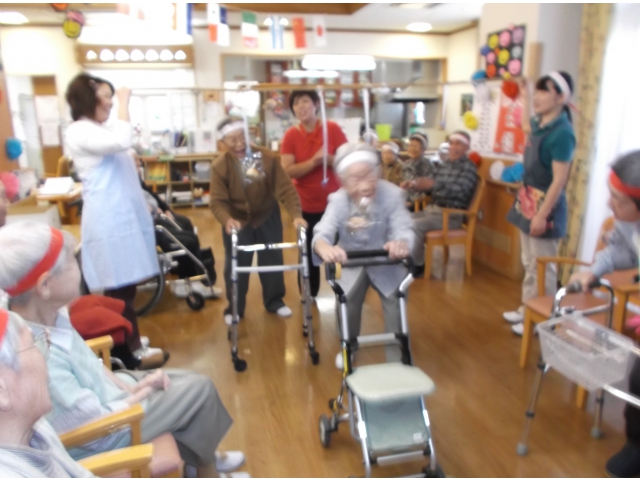 パン食い競争「なかなか難しいねえ～」