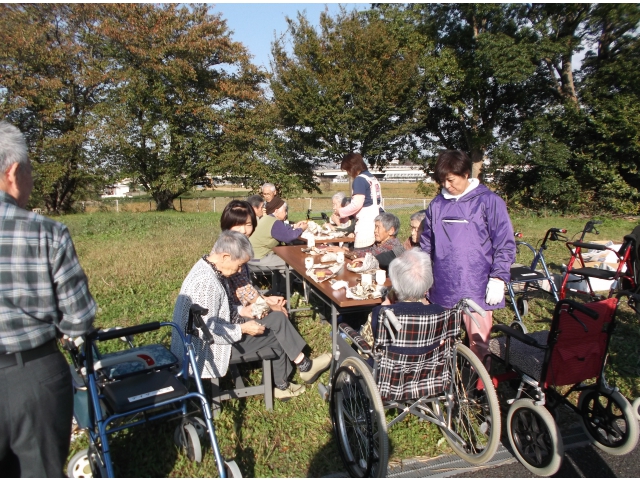 陽気がいいのでみんなで外で食べましょう