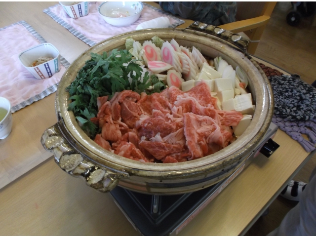  	8人分の大きな土鍋で煮込みます　「野菜がおいしそう」