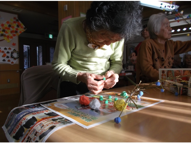 花餅は枝に紙粘土を丸めて作りました