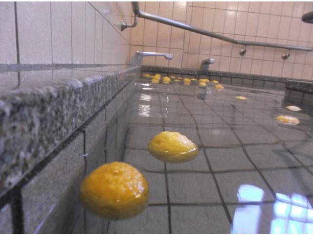 冬至の日はデイサービスの畑で採れたゆず湯！
　「いいにおいがするね」
