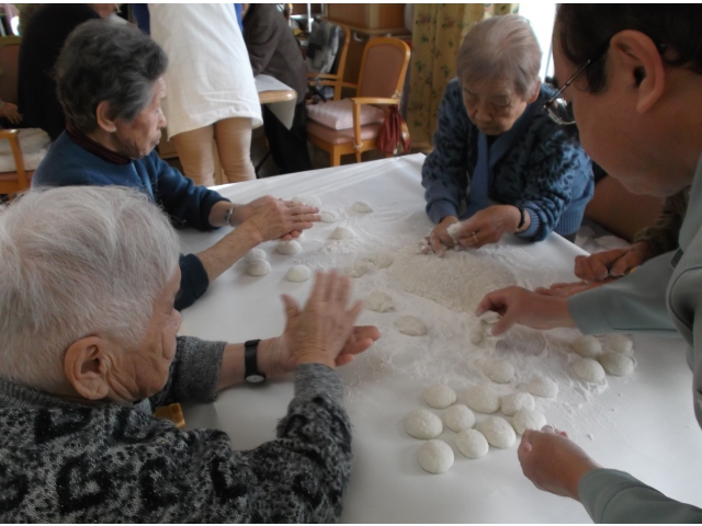 丸めたお餅はあんこかきなこ、大根おろしでいただきます