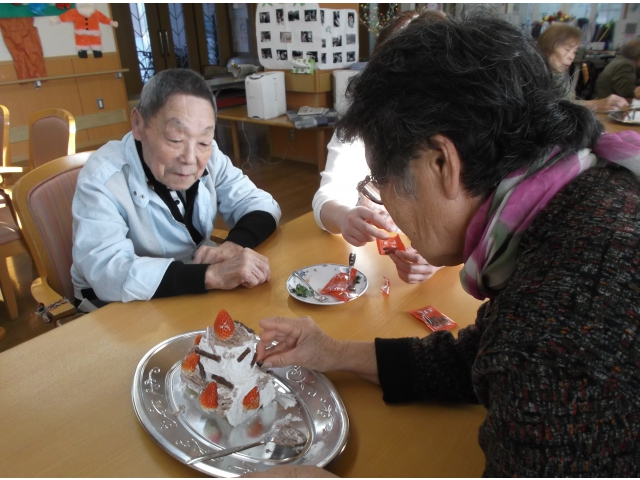 みなさんと一緒にブッシュドノエルをつくりました
「おなかいっぱいだけど食べちゃうね」
