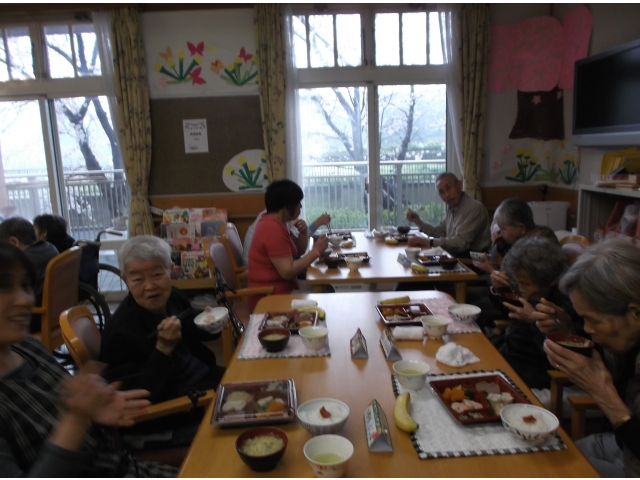 「デイサービスの壁にも桜が見えるね」