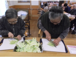 「あなた上手ねえ」「そちらこそそとても丁寧ね」
お二人とも９０才を超えたとは思えない手さばきです！