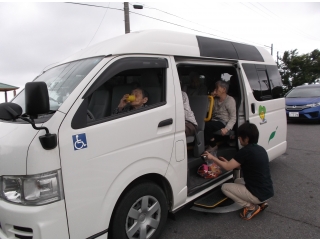 雨が降っているので車内でお茶休憩