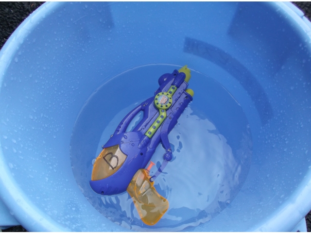 「いまどきの水鉄砲はハイカラだな」
「俺んときは竹で作ったな」