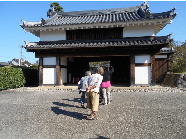 公園の中には立派な問がありました。