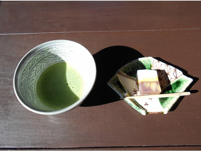 お抹茶とお菓子をいただきます
