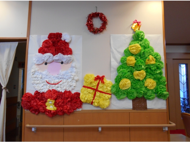 花紙を使ったクリスマス飾りはとてもかわいらしいサンタができました。