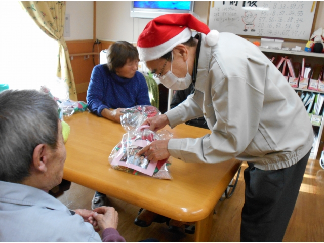 次長サンタが今年の思い出写真付きプレゼントをみなさんに。