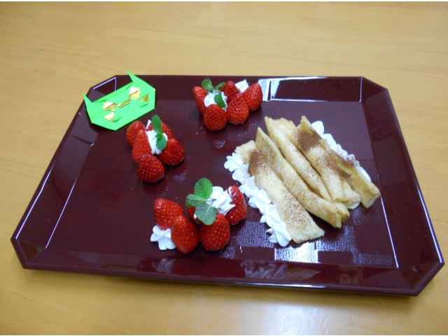 デザートのいちごクレープ