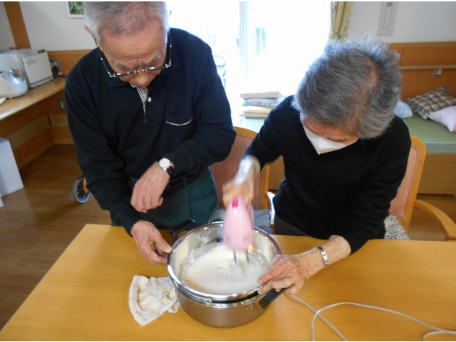 協力して泡立てます
