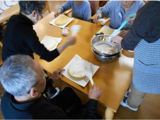 ここでは男性だって一緒にケーキを作ります