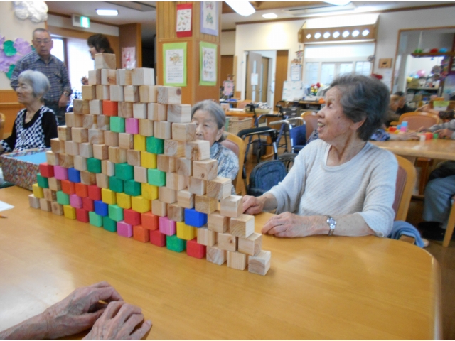 「きれいだねえ」
「どっかのマンションみたいだ」
