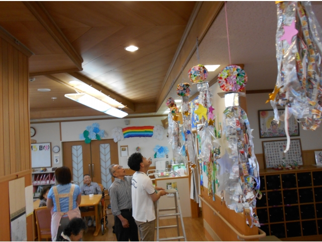 「どうやって飾りましょう」
「あそこがいいんじゃないか」