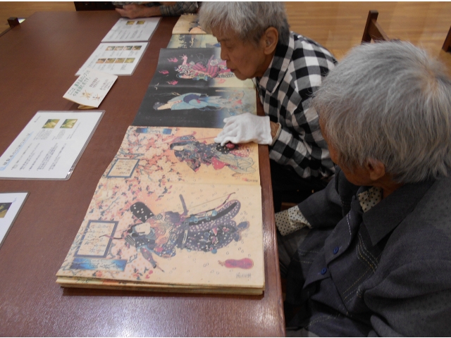 「これは歌舞伎役者の似顔絵本だね」
「中村芝翫だって」