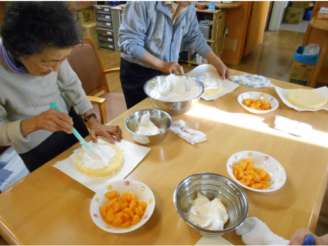 ケーキも手作り、今月はみかんケーキです