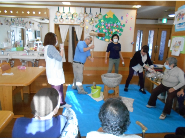 「いい手つきだねえ」「私が返そうか」