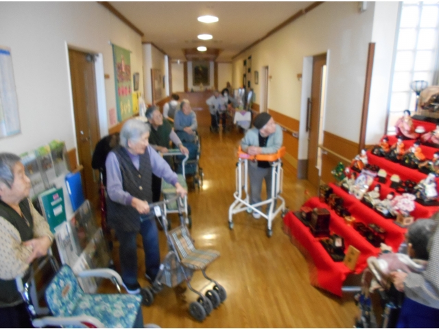 「昔のひな人形は天井まであったよ」