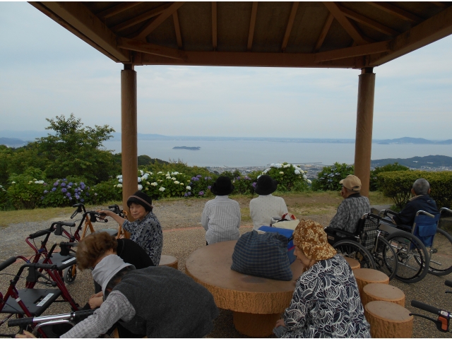 「渥美半島がくっきり見えるね」
「あれは何島？」