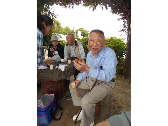「外で食べるとうまい！みんなで食べるともっとうまい！」
