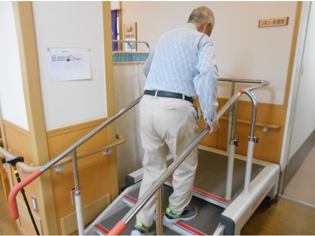 階段昇降機を使った昇降運動、スタッフが見守り励まします
