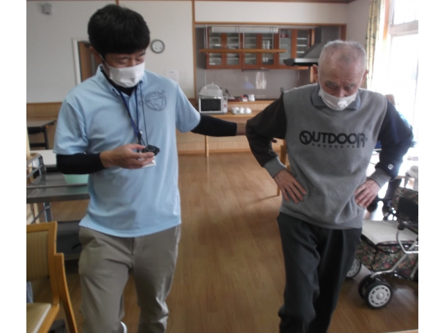 片足を挙げて立っている時間を図りました。実際の年齢以上にバランス感覚が優れていました。日々苑内外を散歩している効果でしょうか。健脚は若さの秘訣です！