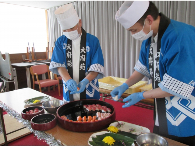 寿司職人に扮した調理師が握ります