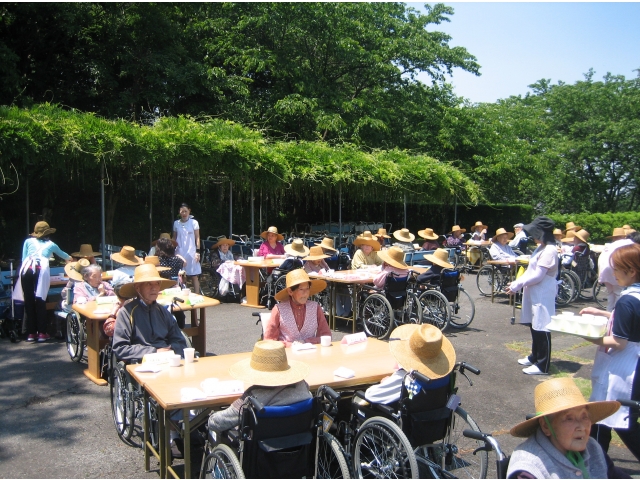 屋外は緑が多い大府苑です