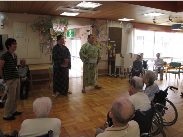 片男波部屋の玉鷲関と玉信力さんです。