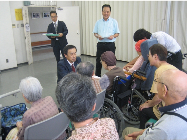 敬老金の贈呈