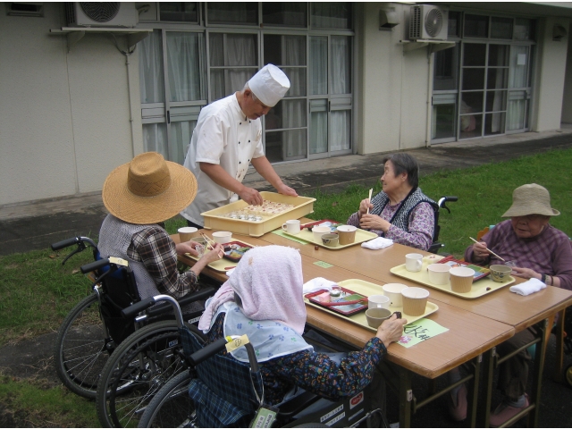 食後のデザートは杏仁豆腐、抹茶ムースです