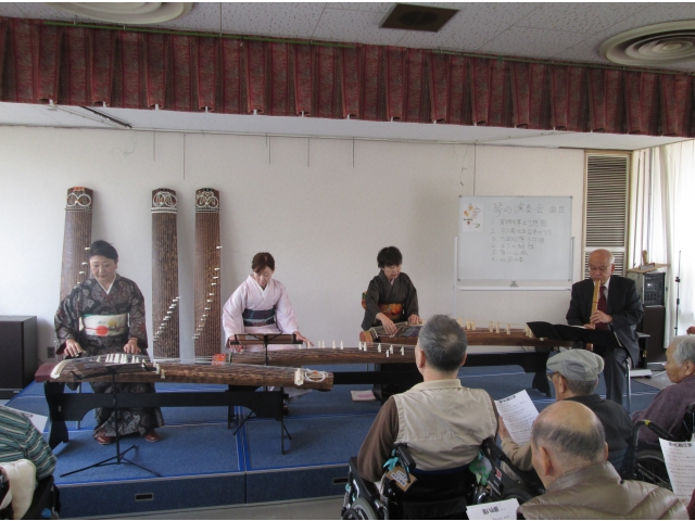 「弥生の会」様、長谷部様。琴・尺八の演奏です