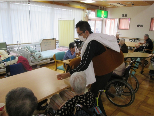 トナカイもシャンパンを注いでいます