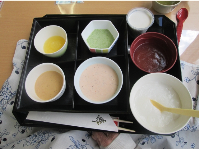 こちらはプリンのリクエスト。祝箸で華やかに・・・