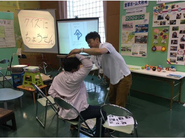 首のストレッチです