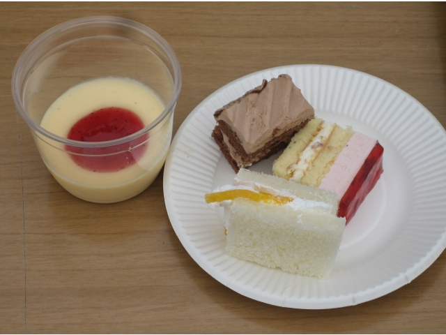 デザートはチーズケーキとフリーカットケーキ等でした